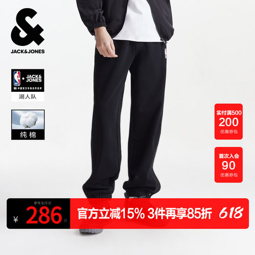 宽松版型；抽绳松紧腰头；单侧NBA logoman