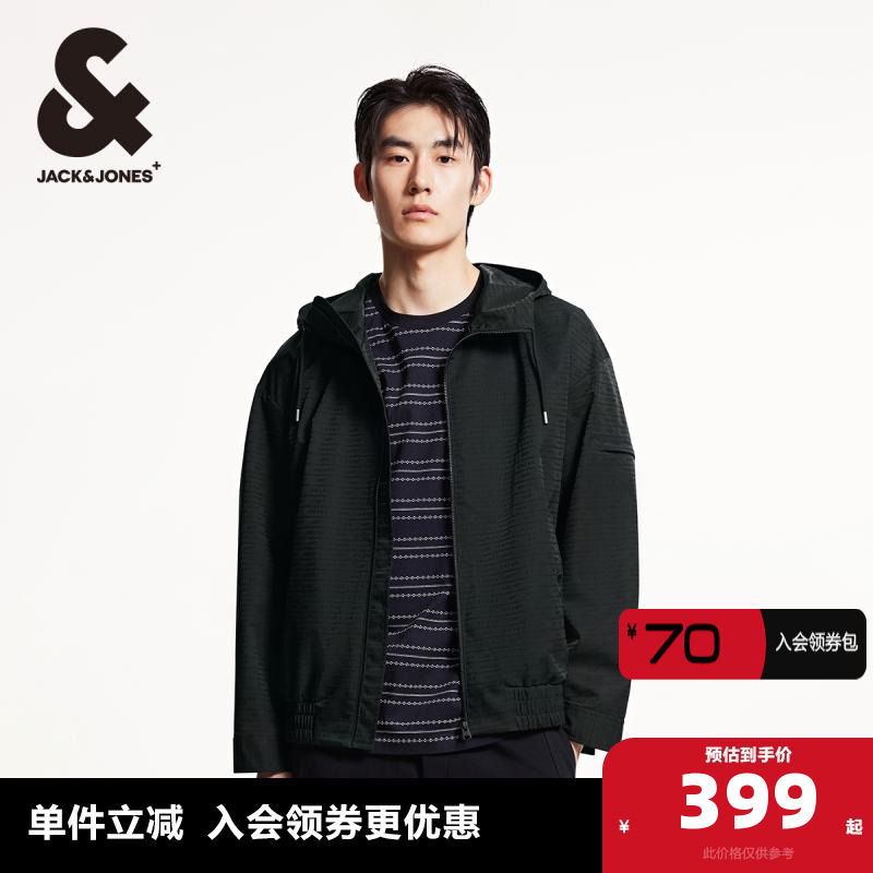 略宽松版型 抽身可调节连帽 衣身字母满印