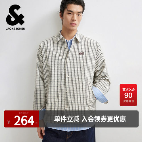 胸前字母刺绣装饰双侧插袋；