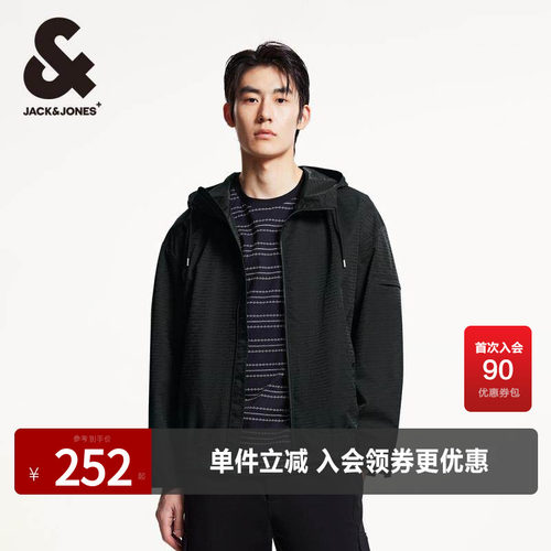 略宽松版型 抽身可调节连帽 衣身字母满印