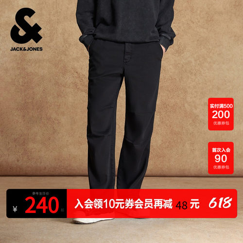 膝盖伞裤压褶设计；单侧臀兜及刺绣logo