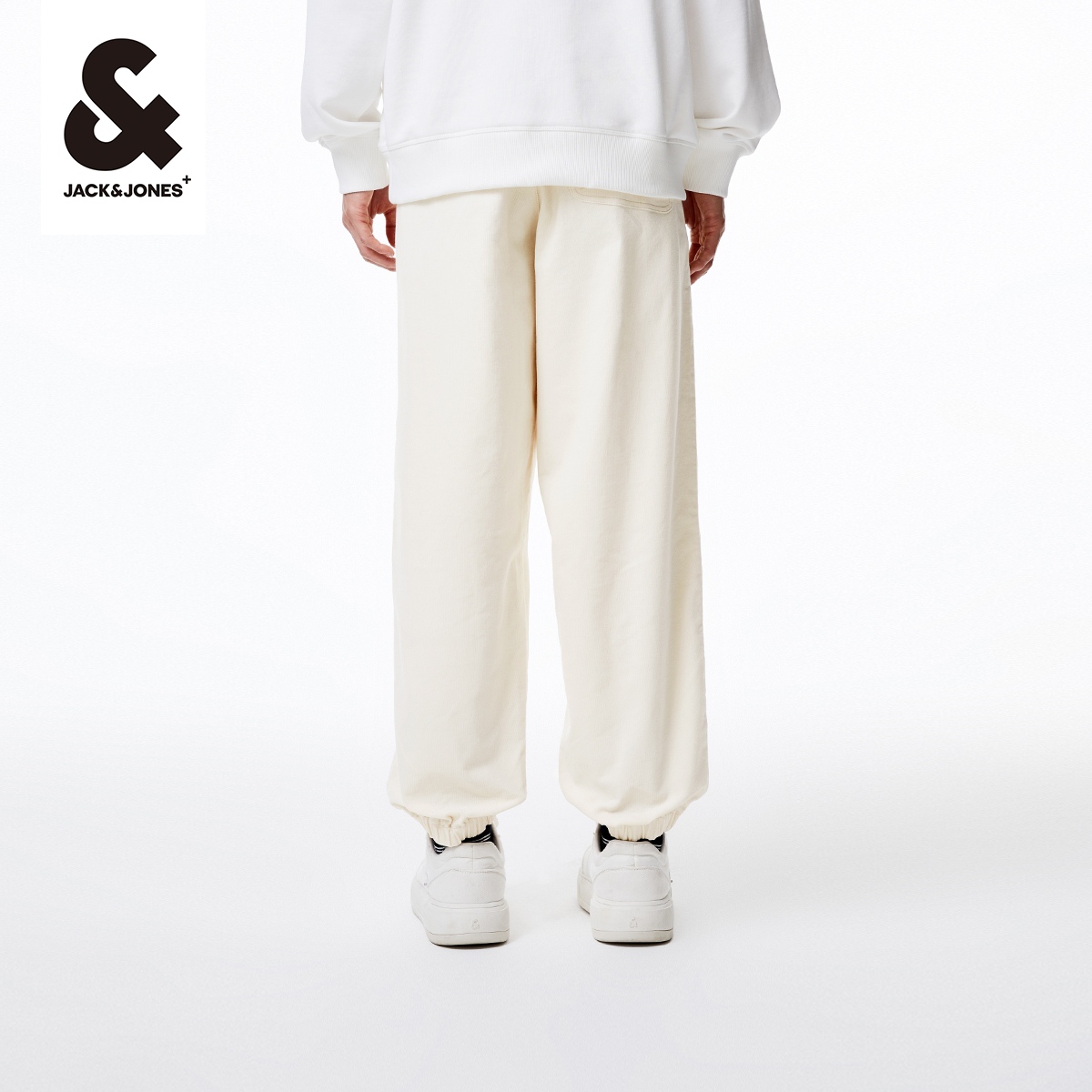 宽松版型，可调节抽绳腰头