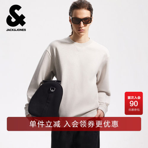 略宽松版型，罗纹圆领，袖口及底摆花织设计