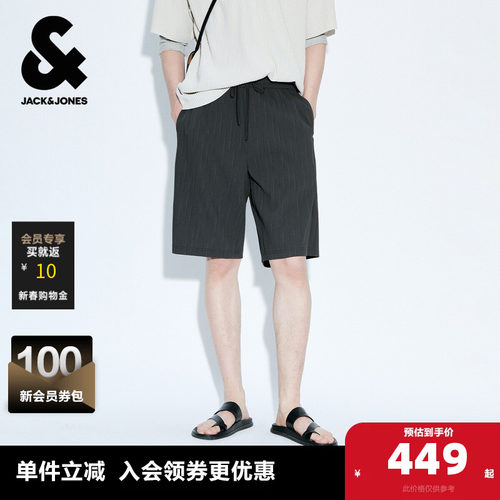 廓形版型；立体肌理面料；字母刺绣图案；