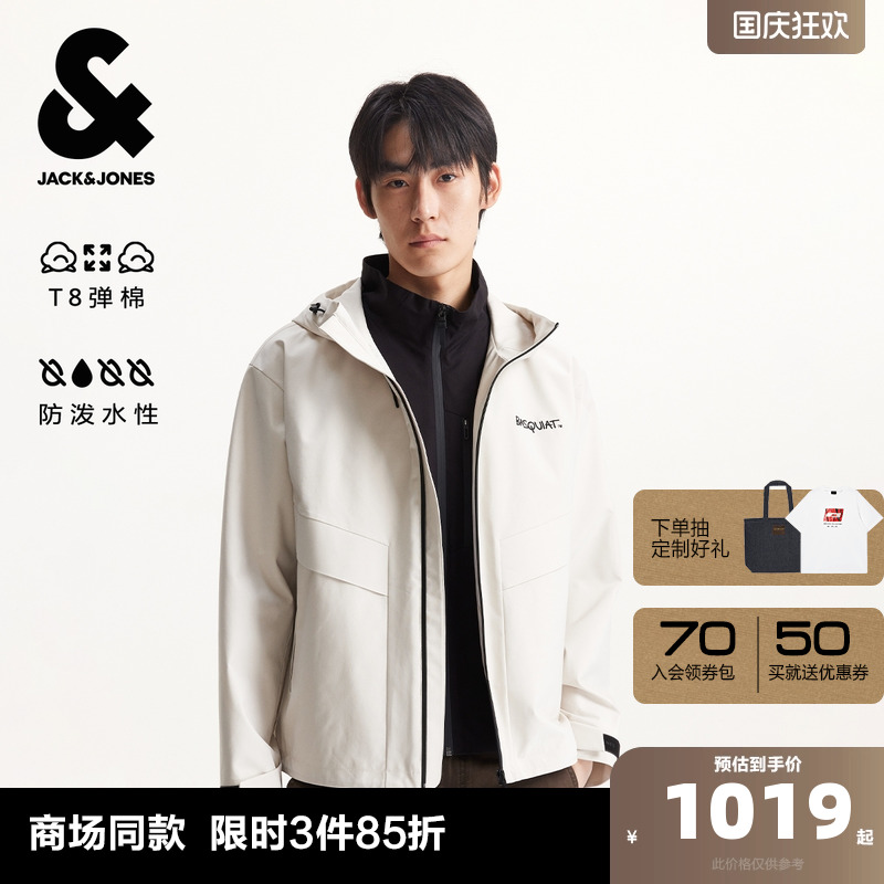略宽松版型；抽绳连帽；拉链门襟两侧插袋