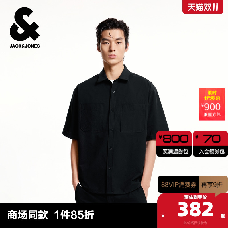 宽松版型，翻领领口泡泡纱面料，字母贴布