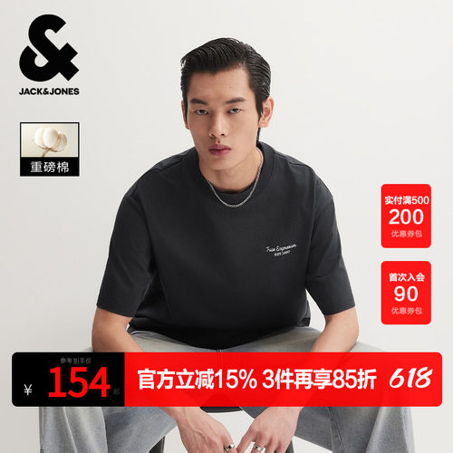 略宽松版型；圆领领型；胸前字母；背后胶印