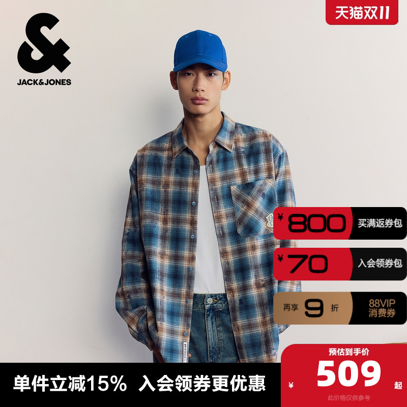 宽松版型，翻领领口，纽扣门襟，衣身格纹