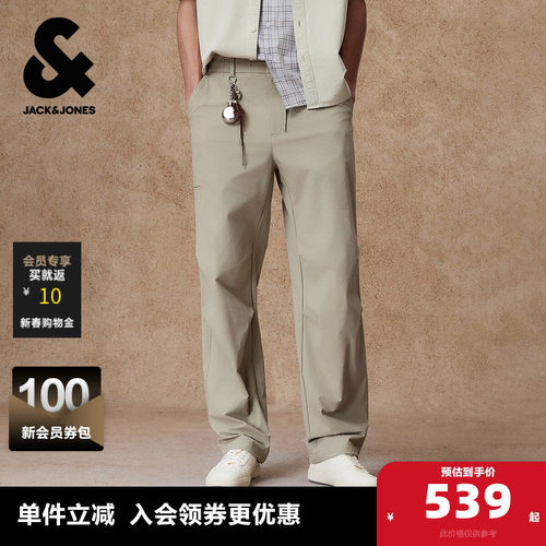 宽松工装裤版型；按扣门襟