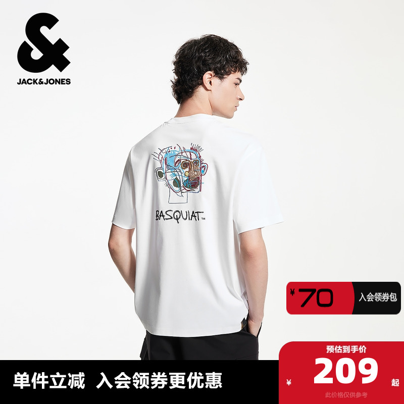 宽松版型，罗纹圆领领口，胸前BSQ字母胶印