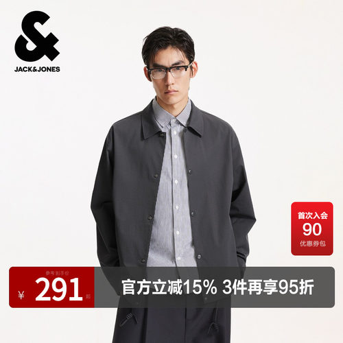 略宽松版型，翻领领口，按扣门襟一粒扣袖口