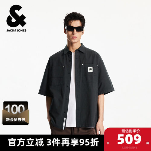 oversized版型、尖领领型、纽扣门襟