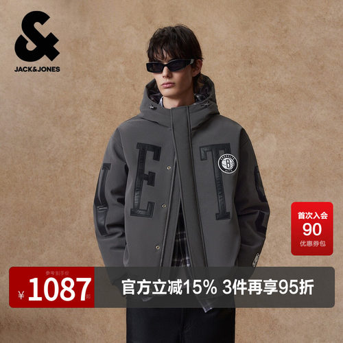 略宽松版型；胸前布鲁克林蓝网球队刺绣