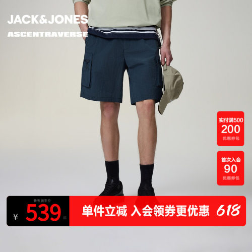 宽松版型；衣身格纹肌理面料；按扣门襟；