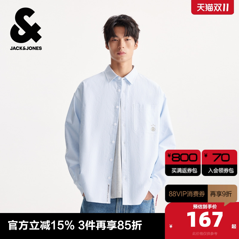 OVERSIZED版型,翻领领口,纽扣门襟