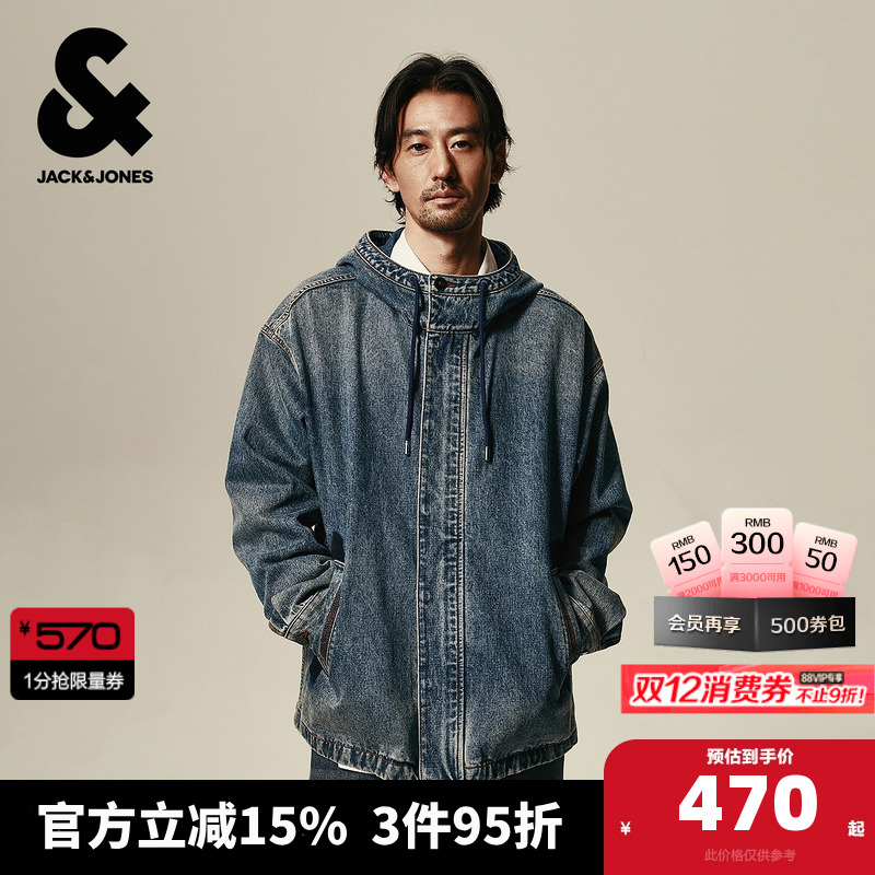 抽绳连帽；两侧插袋；背后字母印花