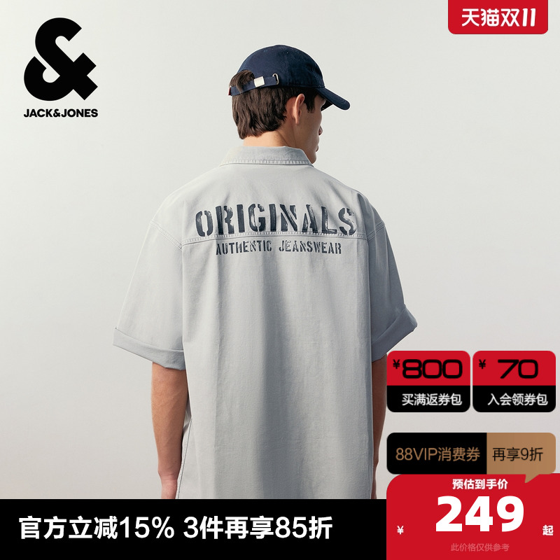 宽松版型;衬衫领型;背后做旧胶印字母