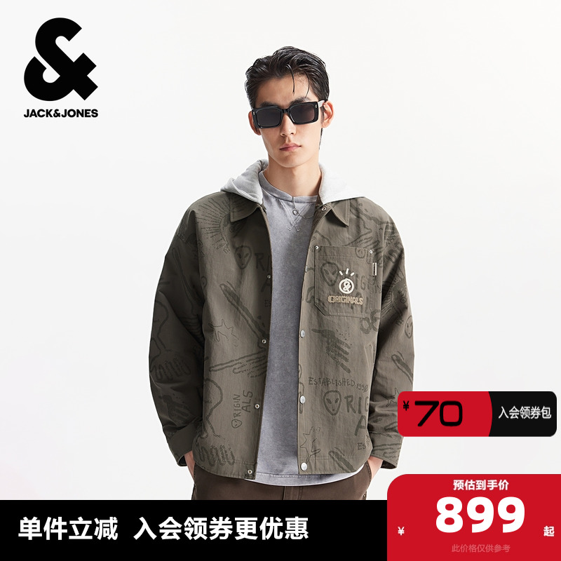 宽松版型；连帽领型；按扣门襟；满印图案