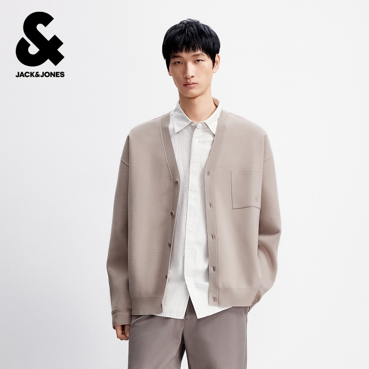 略宽松版型 纽扣门襟 胸前单侧贴袋