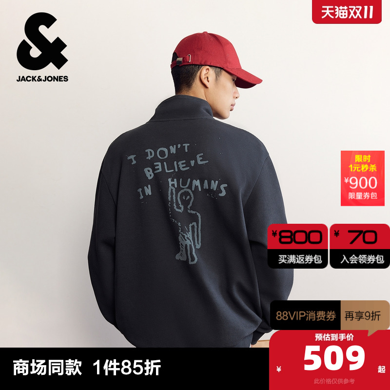 宽松版型，立领，背后字母图案肌理感胶印