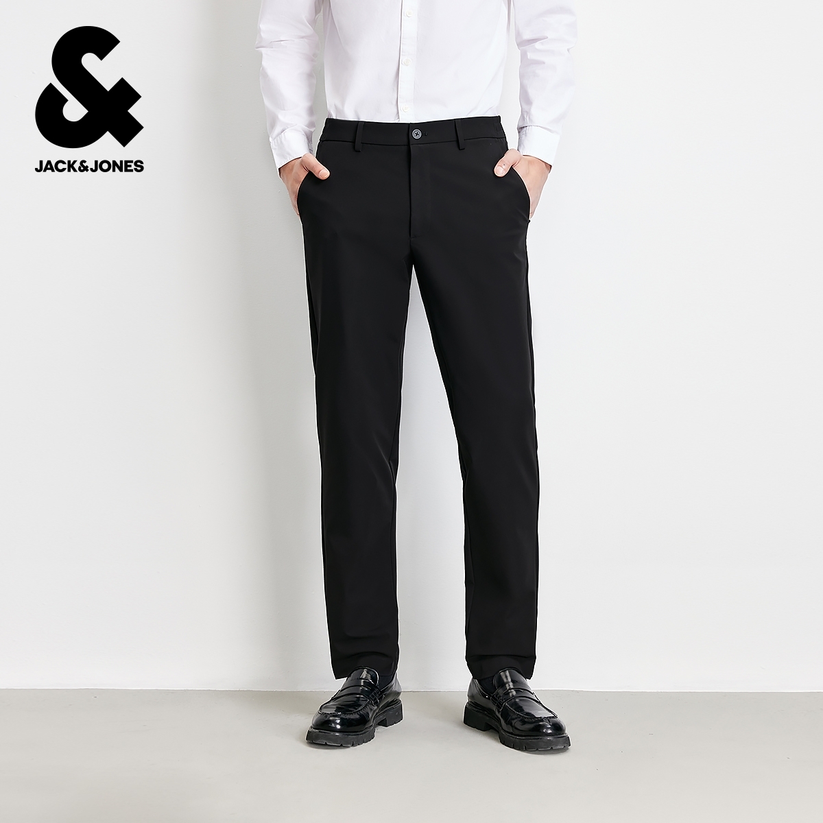 零压商务经编裤，合体版型；高密经编面料