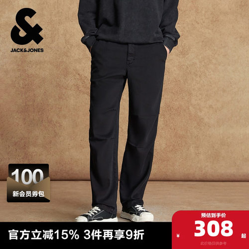 膝盖伞裤压褶设计；单侧臀兜及刺绣logo