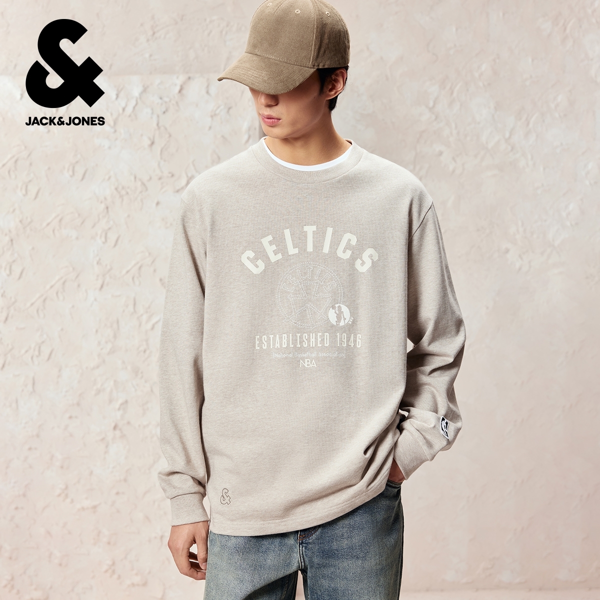 常规版型，圆领领型，罗纹领口及袖口