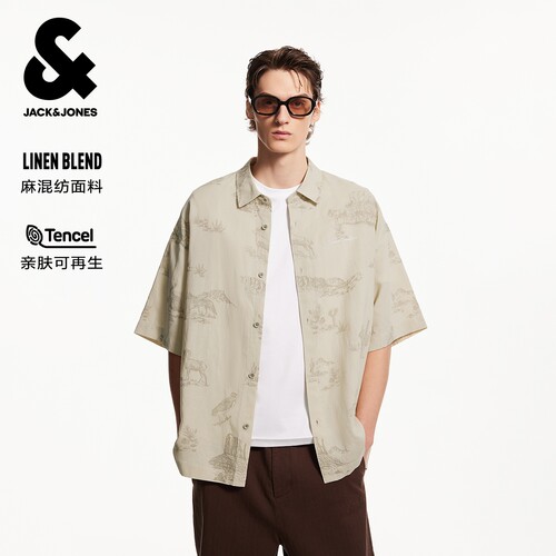 宽松版型，尖领，满印图案设计，刺绣装饰