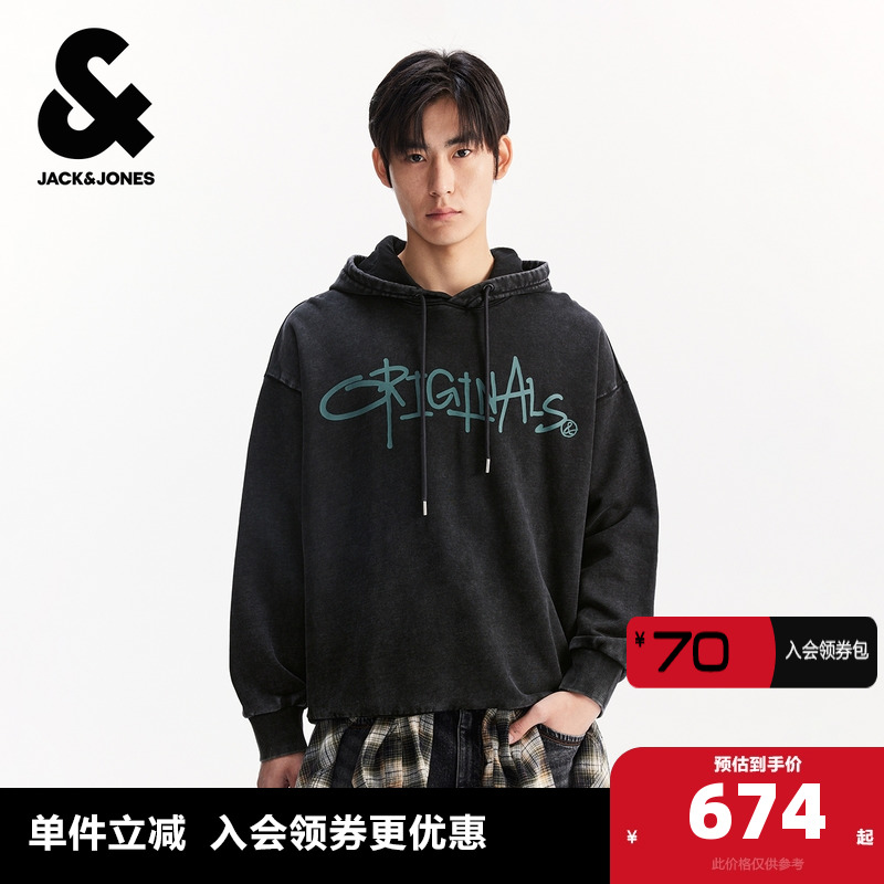 oversize宽松版型；连帽抽绳；字母胶印