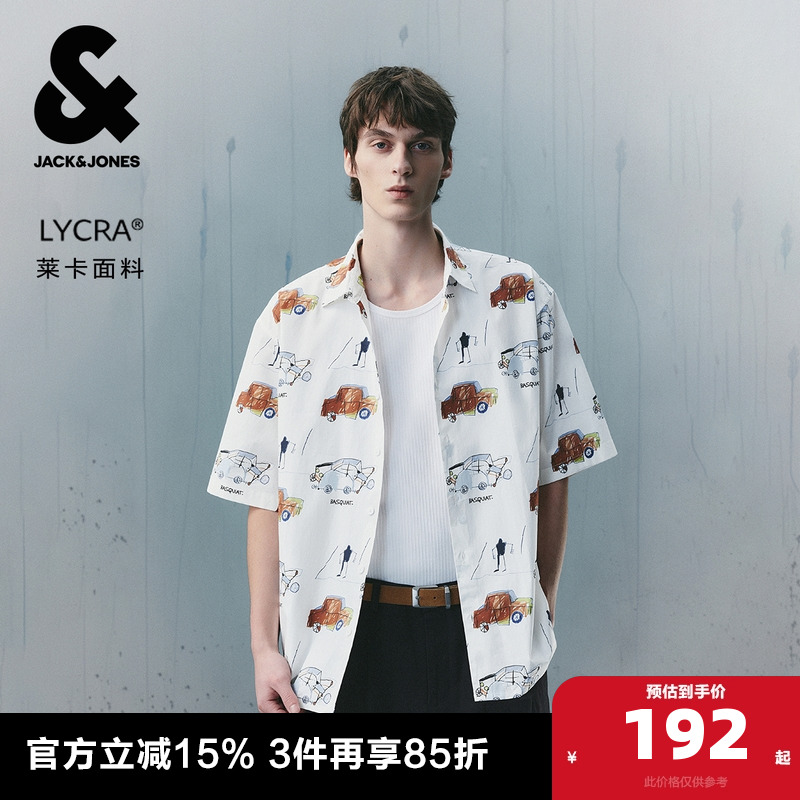 宽松版型，翻领领口，纽扣，衣身图案满印