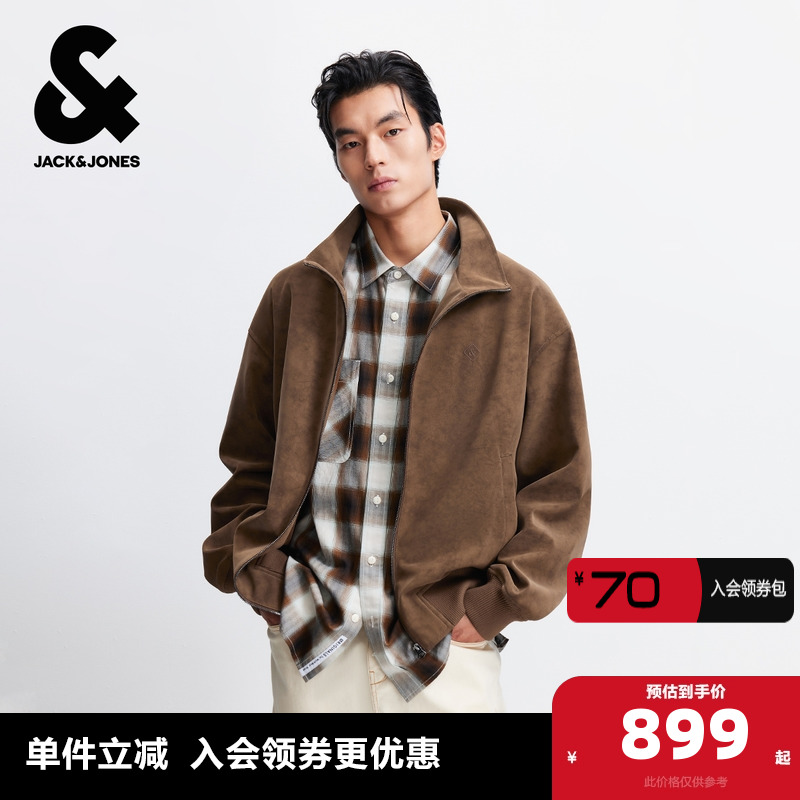 胸前立体Logo刺绣装饰，背后立体字母钢印