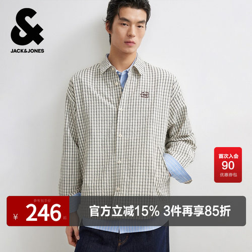 胸前字母刺绣装饰双侧插袋；