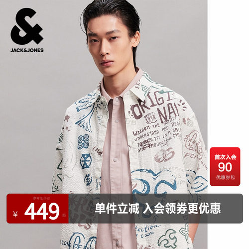 宽松版型，翻领领口，纽扣门襟
