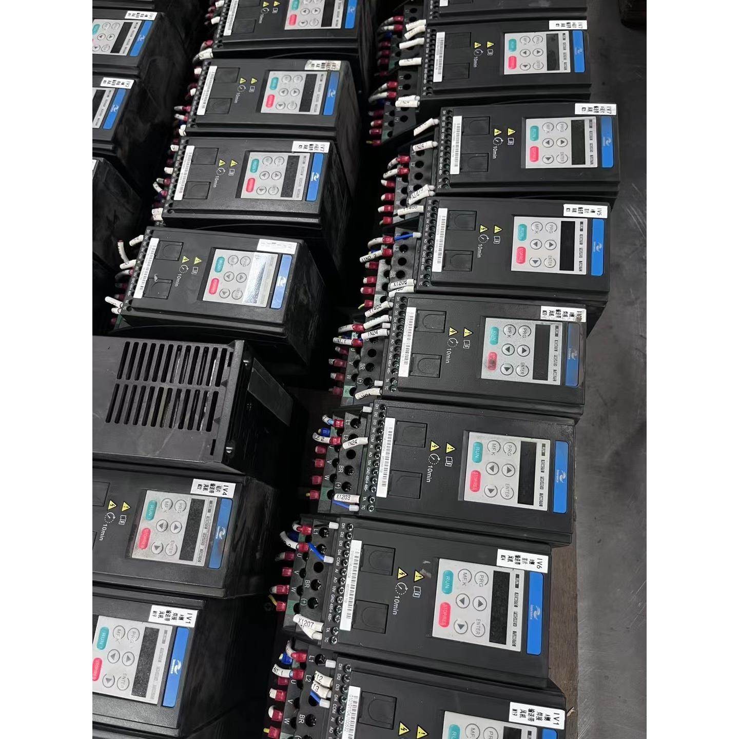 md200s0.75b 汇川750W变频器，220V。带48