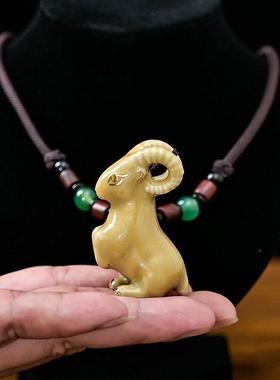 陶瓷土黄色生肖绵羊和山羊吉祥物，以吸引财富和安全和缺口吊坠生
