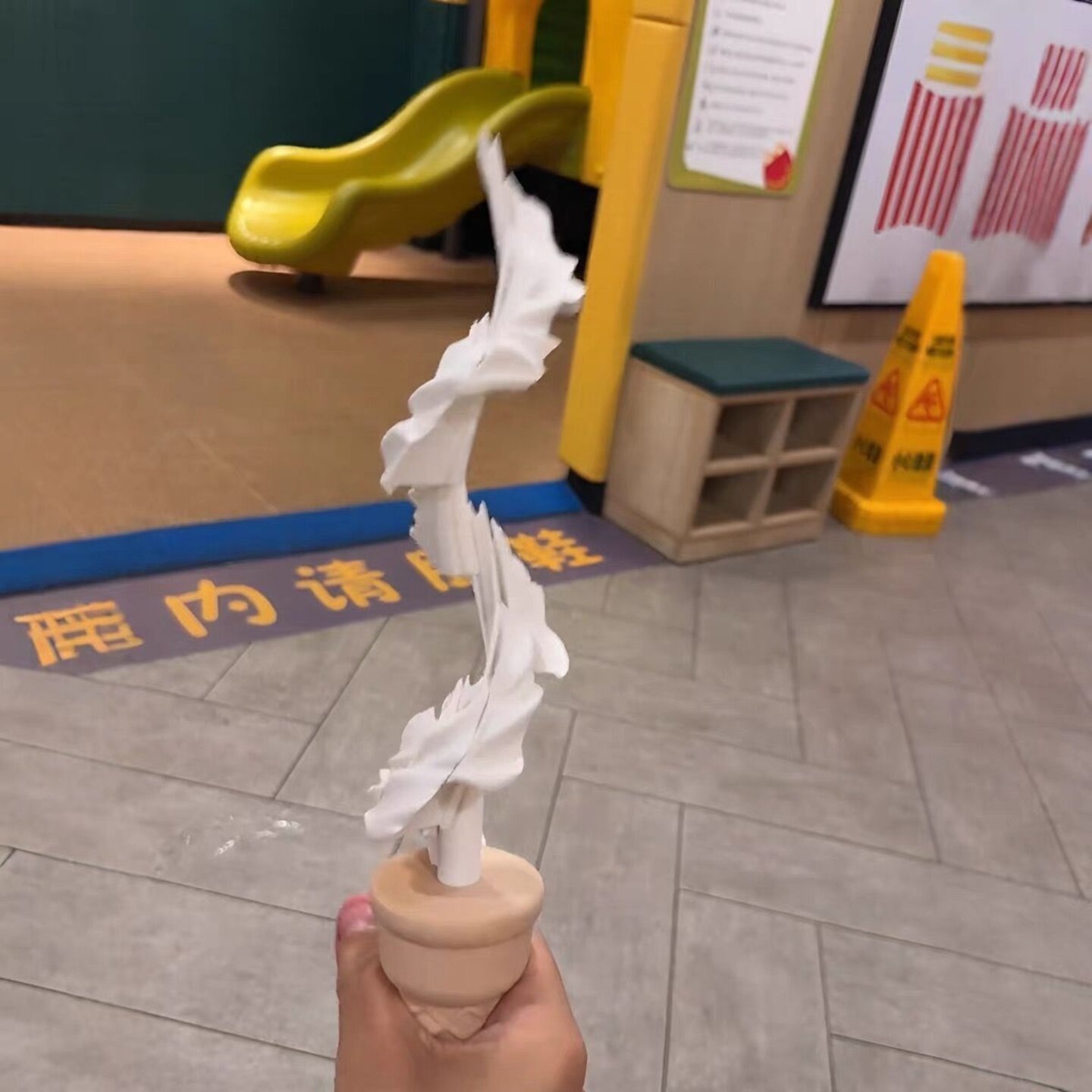 视频款倒置整蛊喷射冰激凌伸缩玩具麦当劳甜筒3D打印解压神器