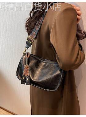 法国正品MK Jessie包包女大容量时尚宽肩带斜挎包小众爆款枕头包