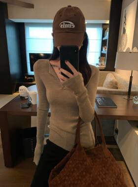 大小姐77 本期bi入超细羊毛柔软细腻V领显瘦纯色修身打底衫内搭