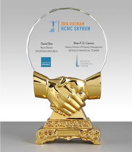 携手合作共赢握手奖杯定制镀金奖牌企业商务颁奖刻字季度优秀员工