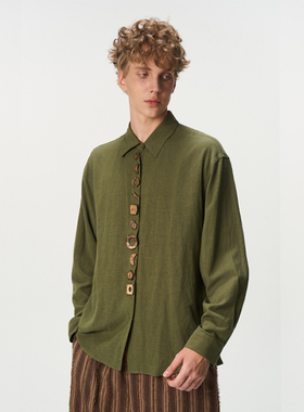 CNEW2025纽扣收藏家民族风橄榄绿棉麻混纺部落文化椰壳扣长袖衬衫