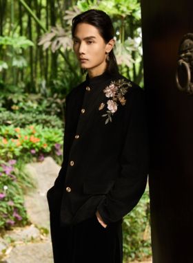 CNEW楚念贰问24AW新中式立领黑色牡丹蝴蝶刺绣金属扣西服男女同款