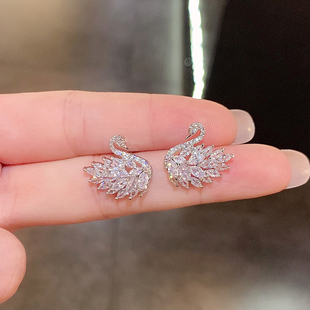 银针轻奢精致超闪锆石天鹅耳钉女个性韩国气质网红百搭耳环耳饰品