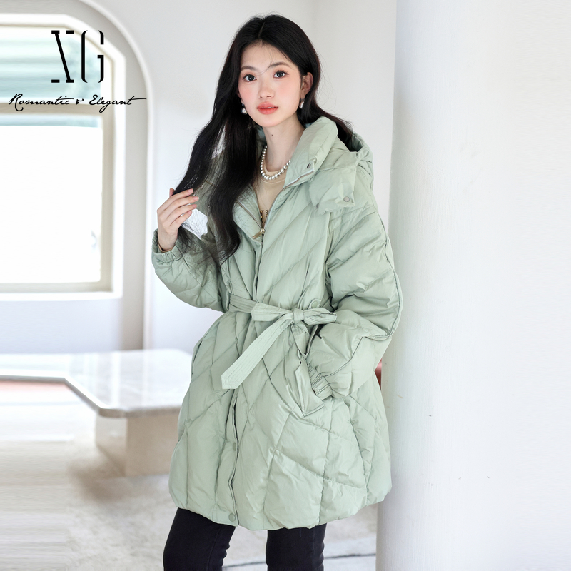 XG雪歌连帽设计白鸭绒羽绒服2024冬季新款浅绿色中长款加厚外套女