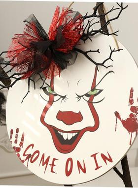 Halloween decorations clowns hang on doors and walls装饰门挂