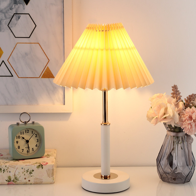 北欧轻奢时尚经典学习卧室结婚小夜灯护眼看书可调光节能喂奶台灯