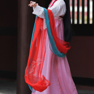 此间飞花绣花披帛齐胸衫襦裙坦领搭配红色孔雀蓝银色银色绣花披肩