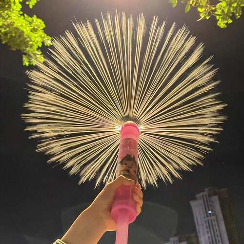 烟花水枪一瓶矿泉水的快乐情侣路灯下拍照纪念氛围浪漫道具礼物
