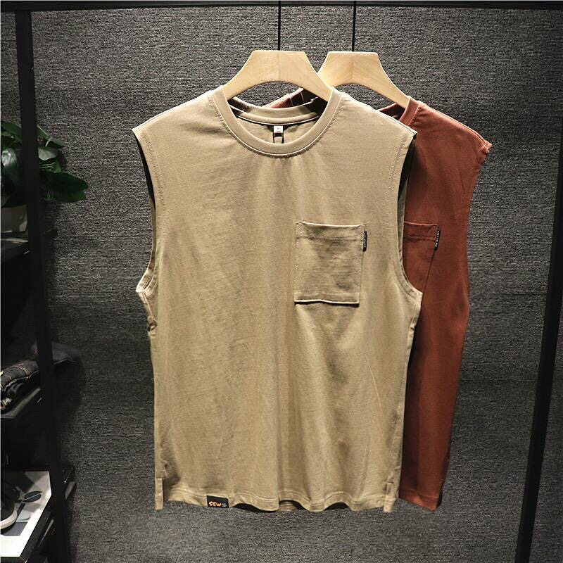 2025时髦清爽个性纯棉无袖背心经典圆领设计小口袋宽松坎肩男款