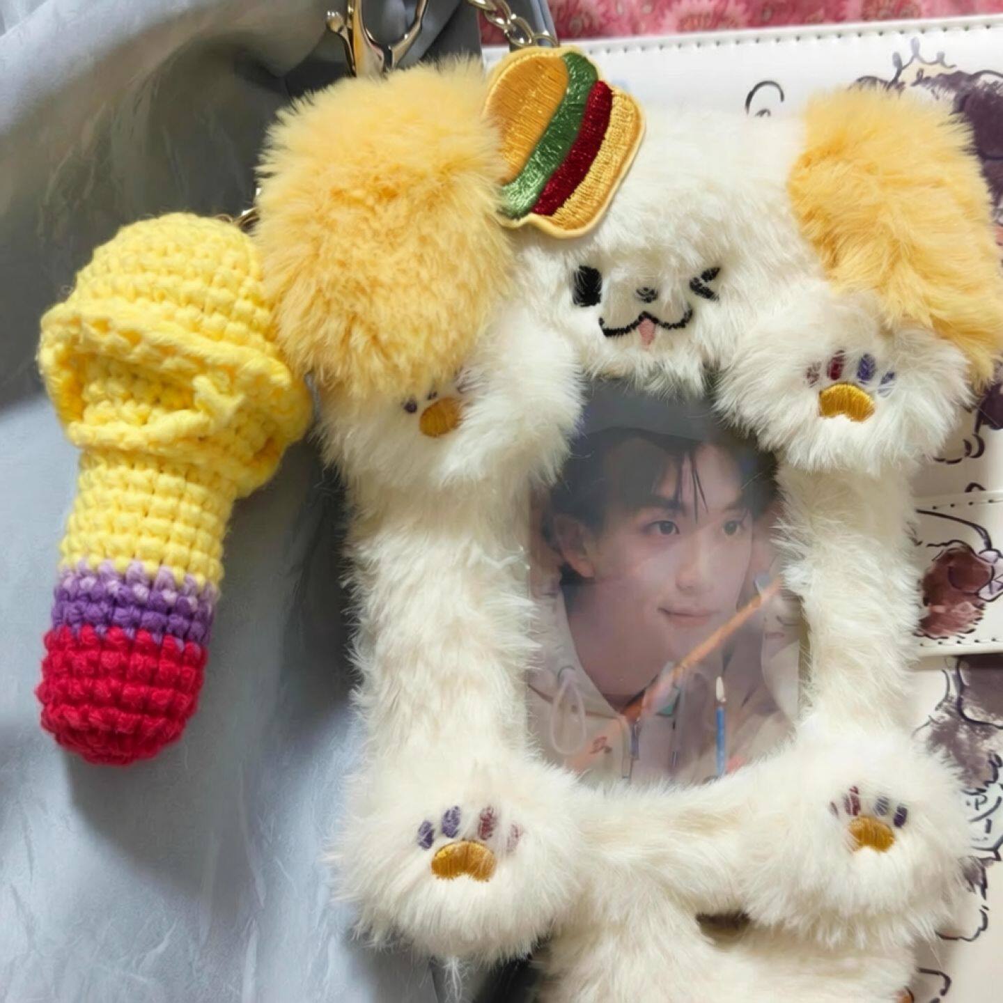 黄子弘凡周边 汉堡小狗毛绒卡套 3寸追星小卡收纳套包包装饰挂件 - 实物图