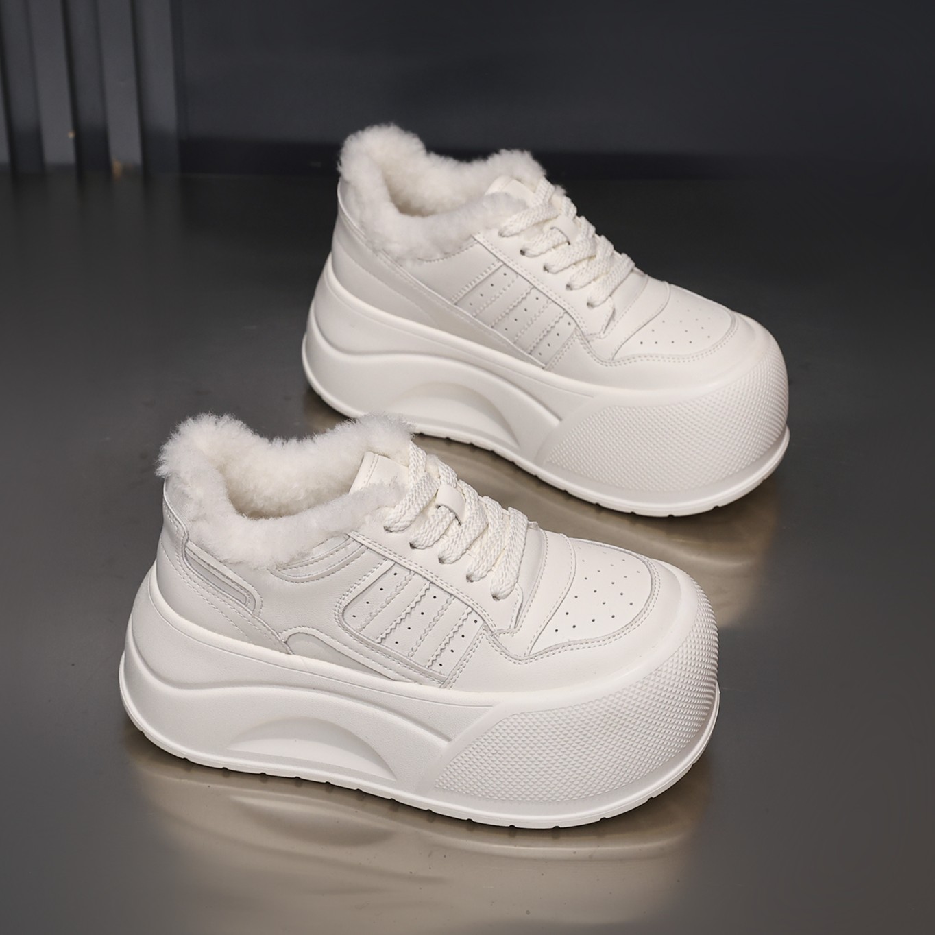 殊彩7CM厚底增高时尚小白鞋2025秋款加厚绒板鞋纯色休闲鞋运动鞋